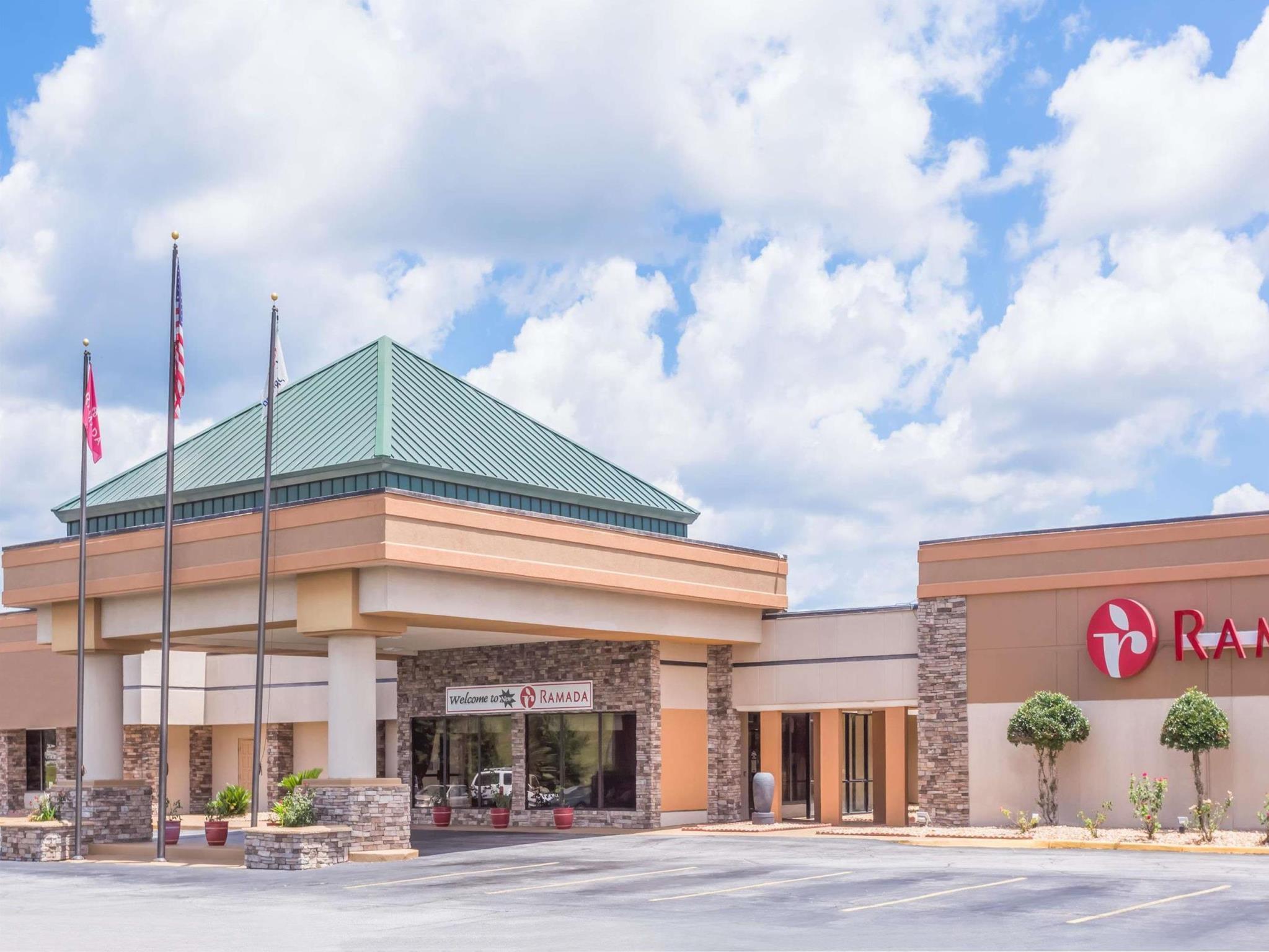 Ramada By Wyndham Macon Hotel Exterior foto