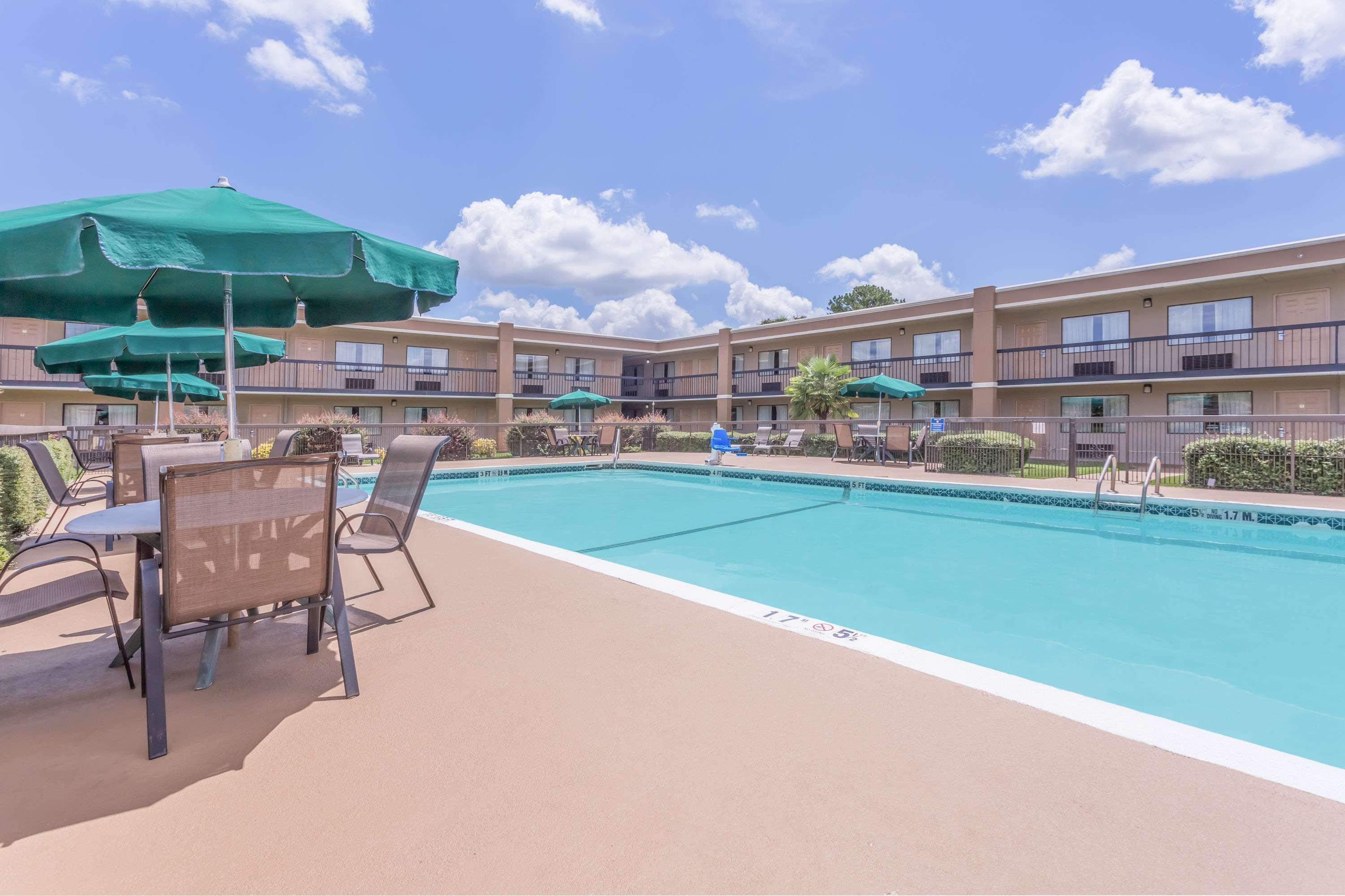 Ramada By Wyndham Macon Hotel Exterior foto