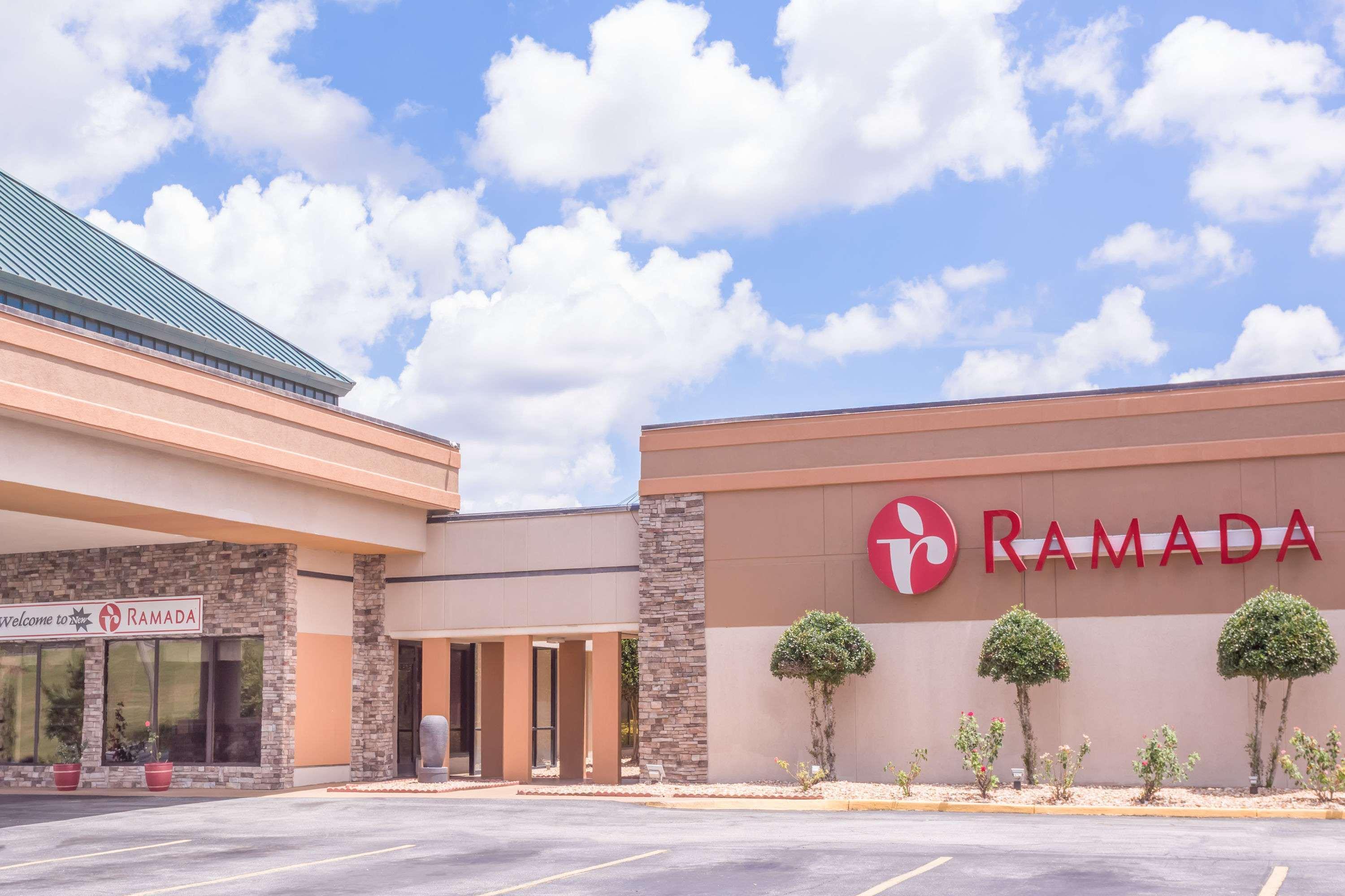Ramada By Wyndham Macon Hotel Exterior foto