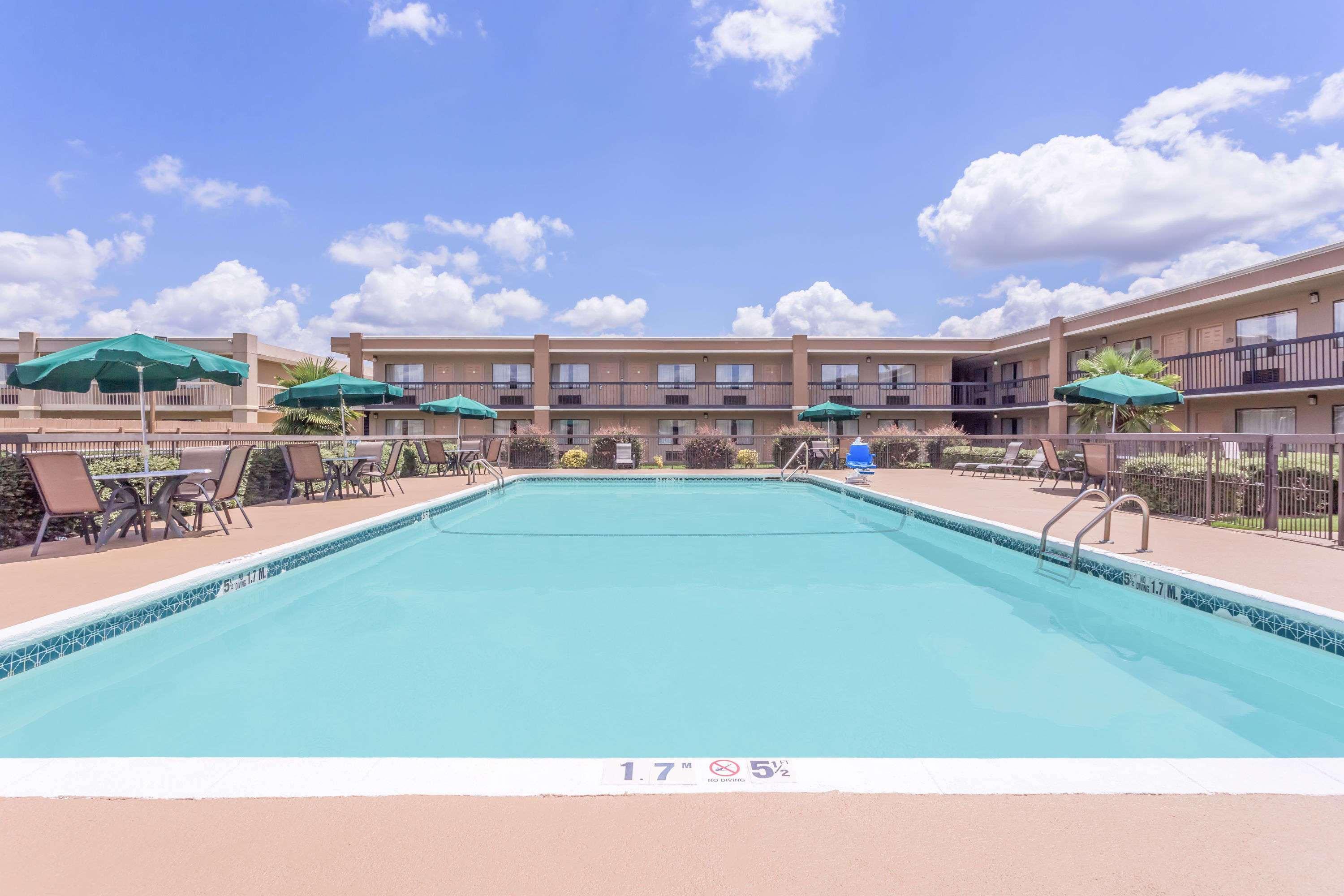 Ramada By Wyndham Macon Hotel Exterior foto