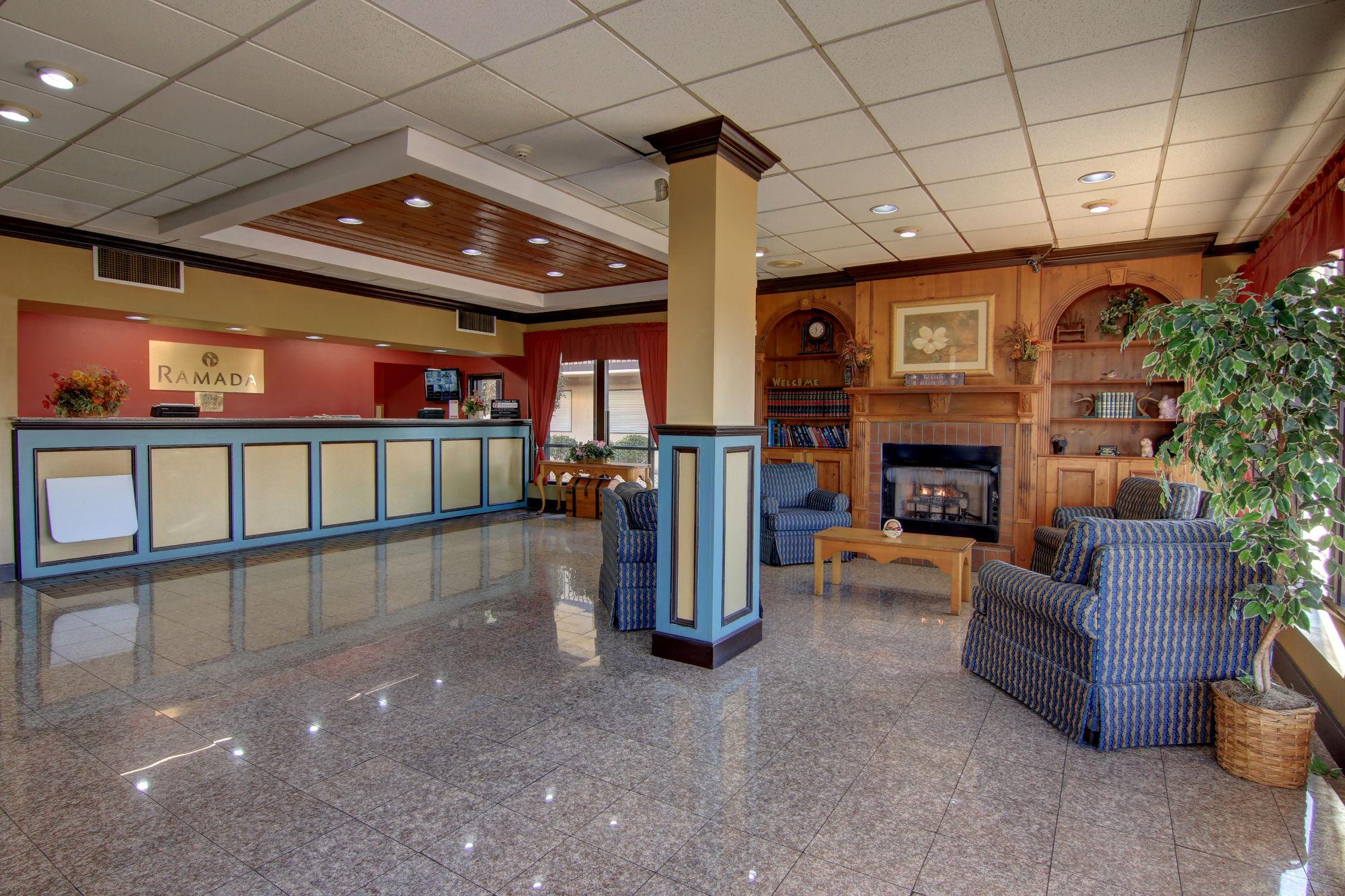 Ramada By Wyndham Macon Hotel Exterior foto