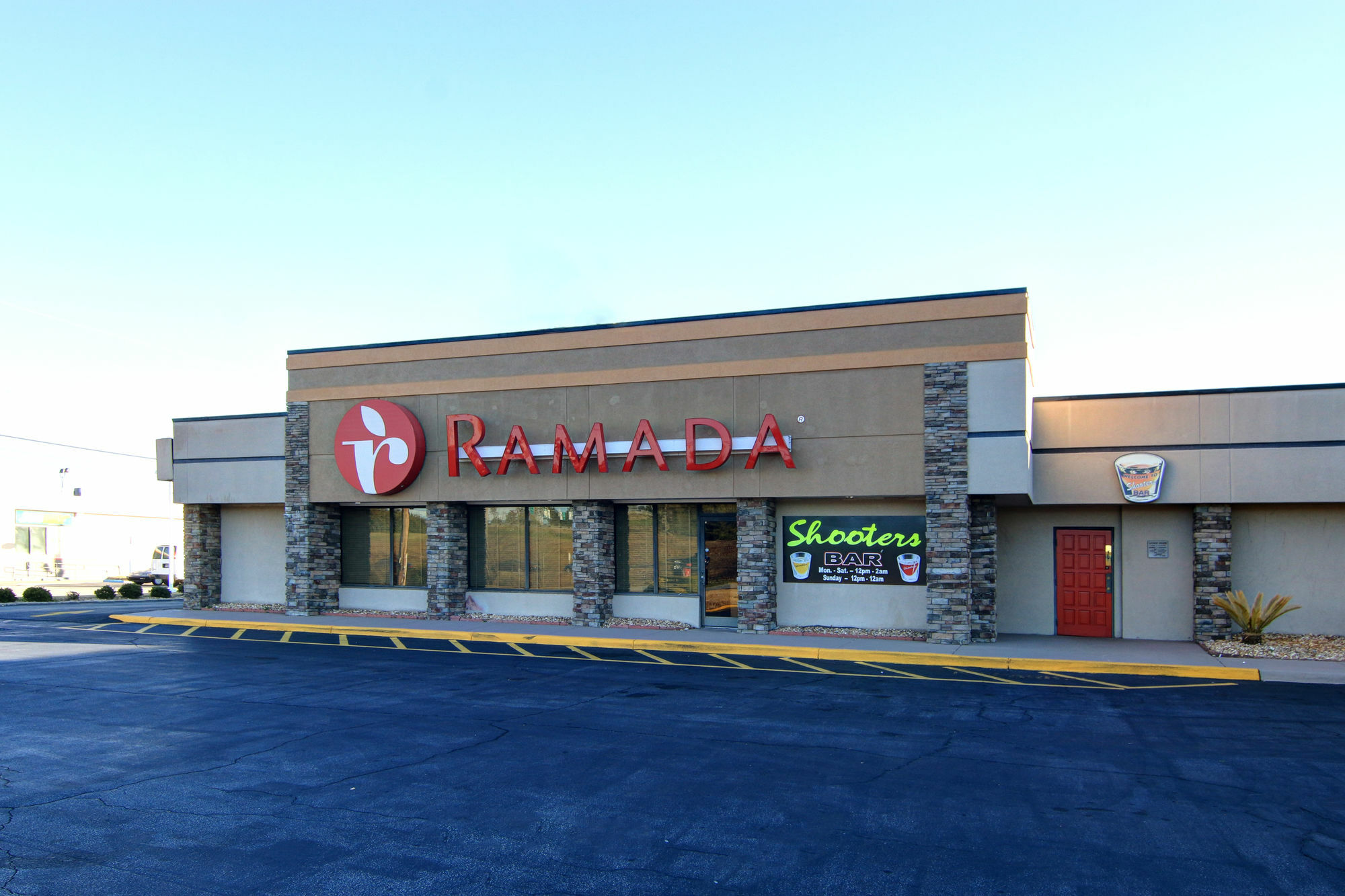 Ramada By Wyndham Macon Hotel Exterior foto