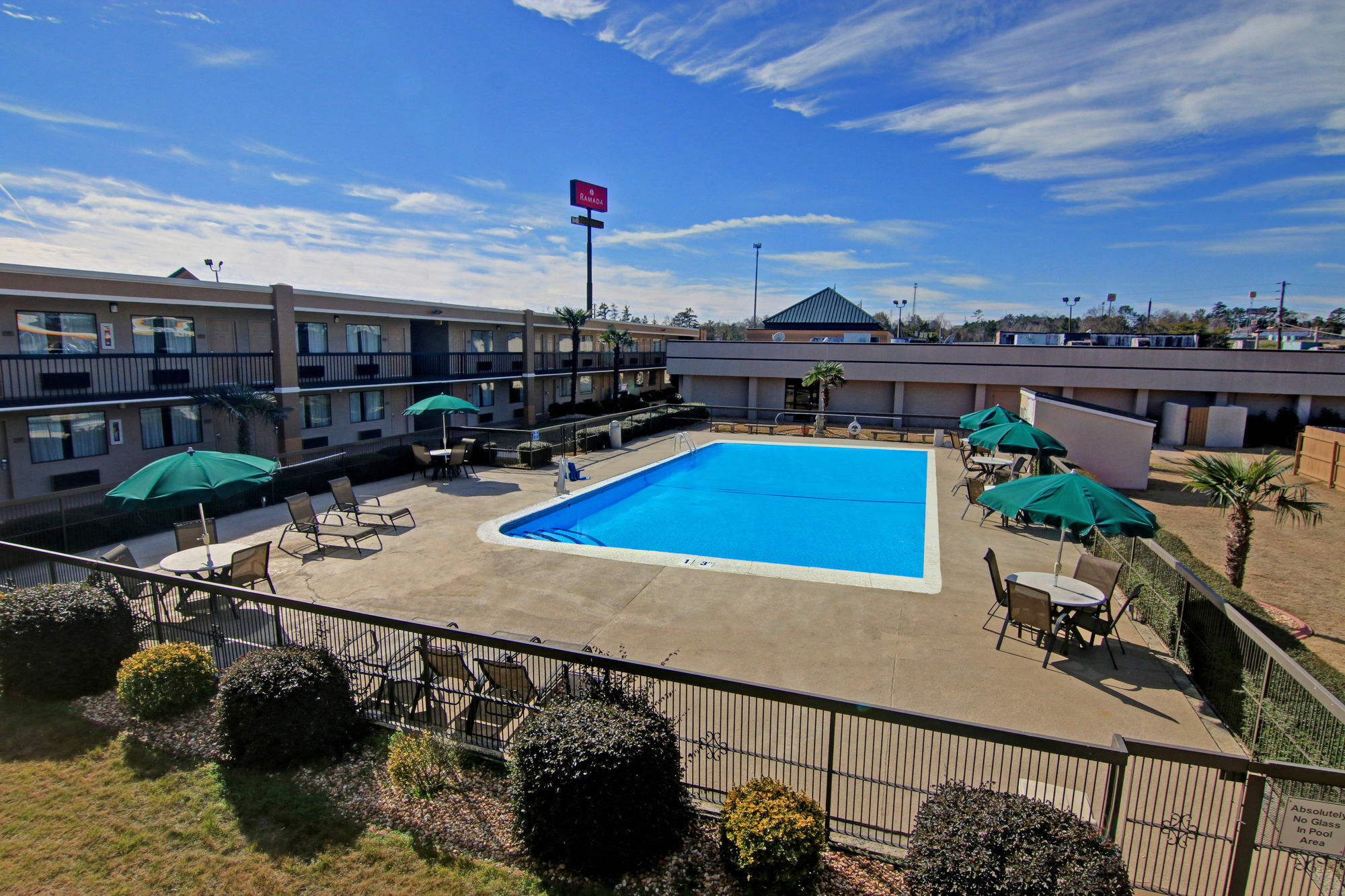 Ramada By Wyndham Macon Hotel Exterior foto