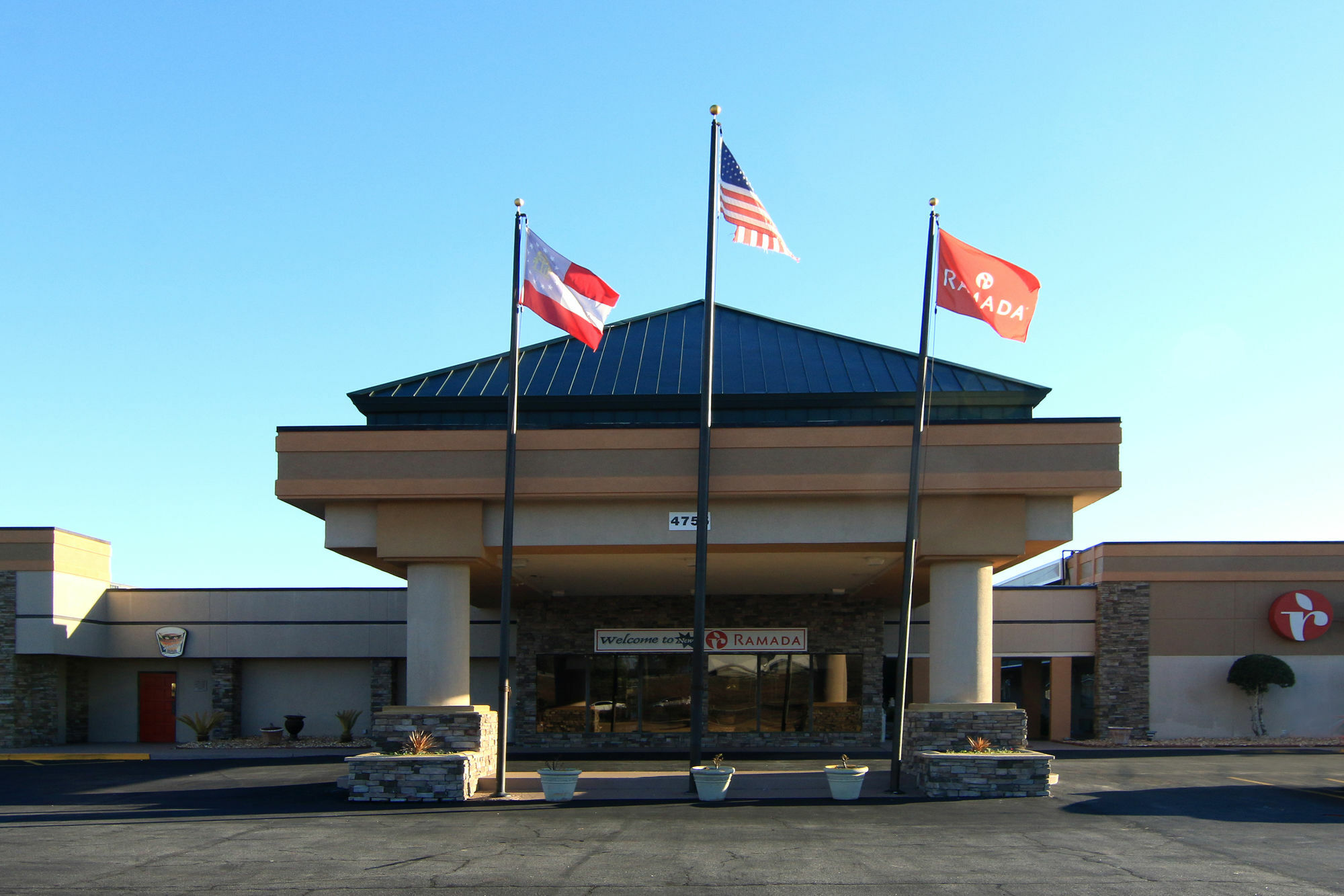 Ramada By Wyndham Macon Hotel Exterior foto